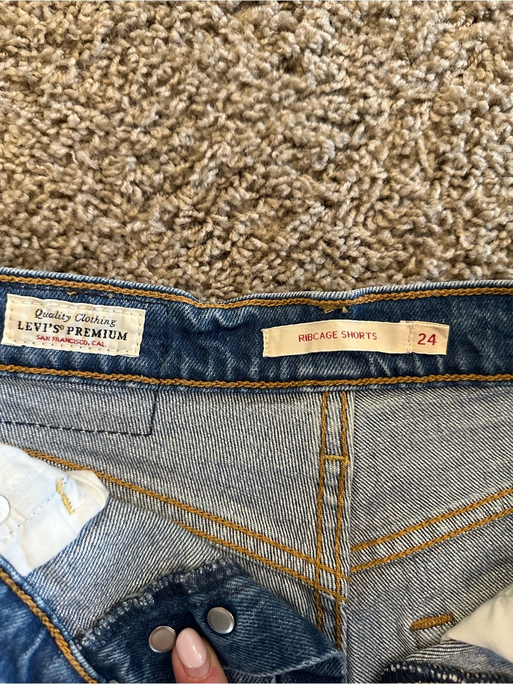 Levi’s Ribcage Shorts - Picture 2 of 3